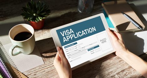 Personne qui consulte le site de demande de visa sur tablette